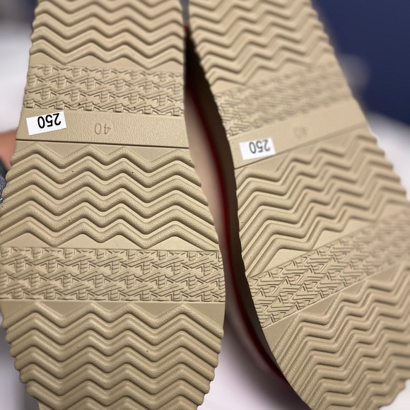 Hello Kitty Uggs from the company Kira - Picture 4 of 11